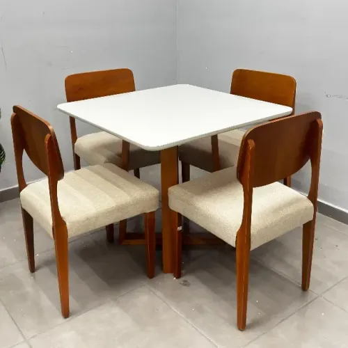 Mesa de Jantar Bali 90x90cm com Vidro e 4 Cadeiras Barcelona em Linho Madeira Minas Plac