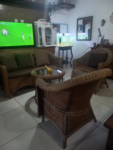 Um lindo jogo de cadeiras de vime e mesa de centro