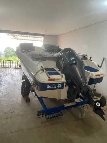 Lancha sem o motor