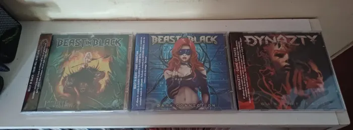 CDs Beast In Black ou Dynazty.