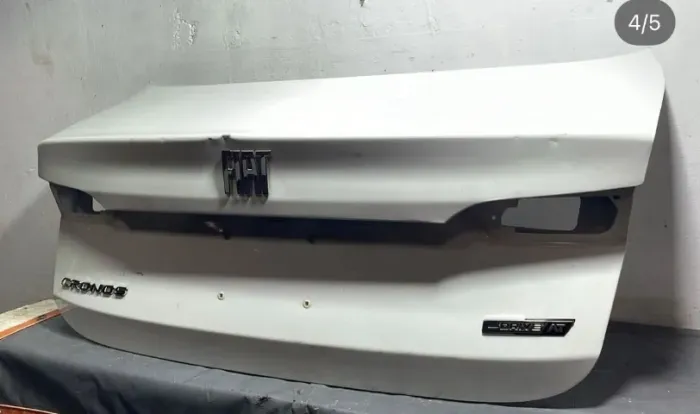 Tampa traseira Fiat cronos