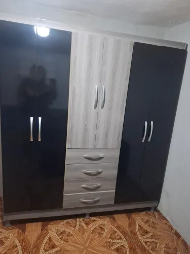GUARDA ROUPA E SOFÁ