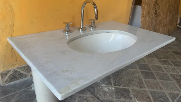 Pia Lavatorio banheiro completa com torneira dupla agua que e fria. 