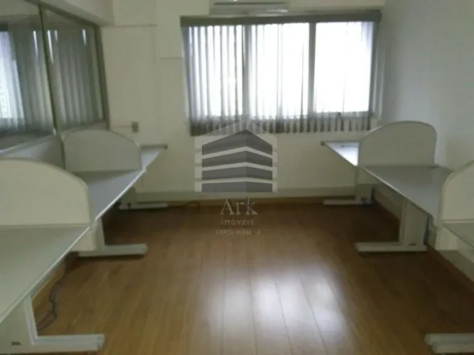 Sala comercial para locação com 107 m2 reformada e mobiliada com recepção e divisórias e 3