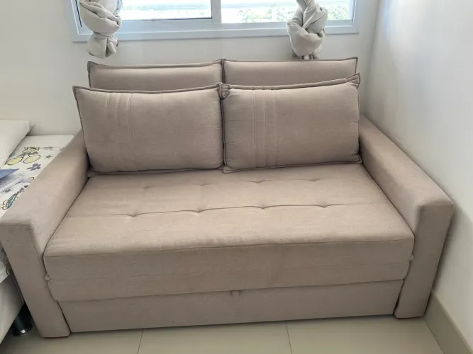 Sofá-cama semi novo, confortável e bem conservado.