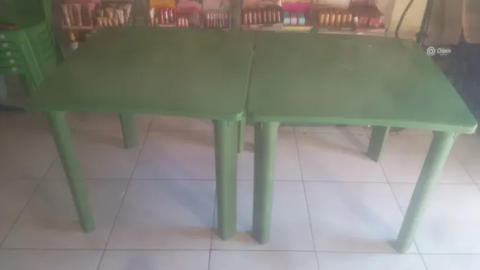 Mesa Desmontável e Bancos de Plástico