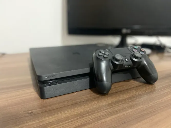 PS4 Slim + Red Dead Redemption 2