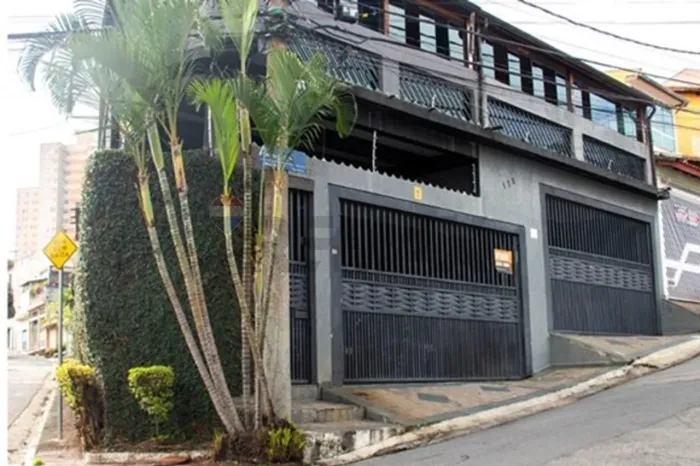 Sobrado de Alto Padrão para Locação | 324 m² | 3 Suítes | Área Gourmet | 4 Vagas