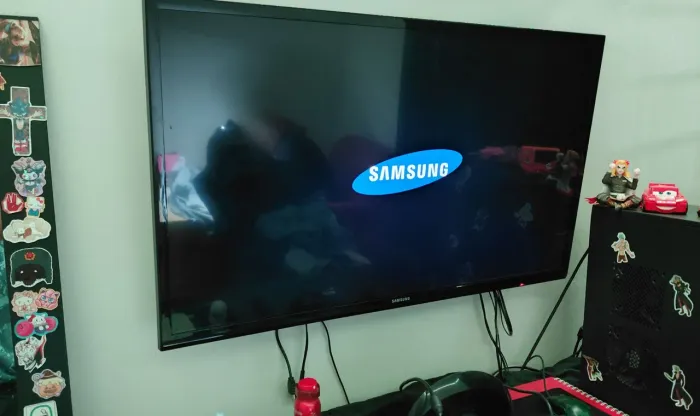 Model série 5, não é Smart TV. Possui uma porta HDMI, porta USB e tecnologia Clean View