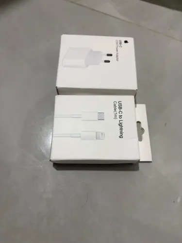 Cabo + fonte Apple (até iPhone 14)
