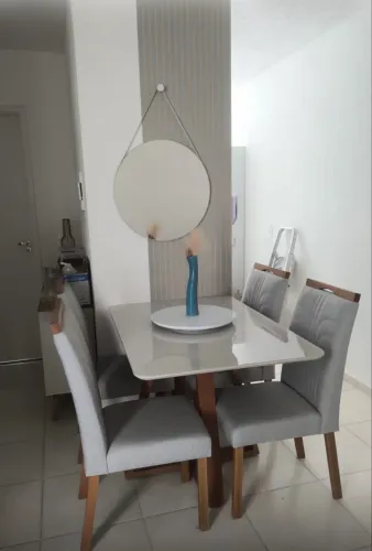 Mesa de jantar com cadeiras em excelente estado