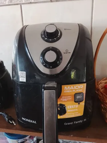 Air fryer preta em ótimo estado