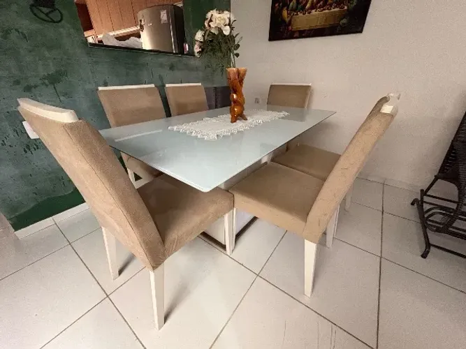 Mesa de jantar de vidro retangular com 6 cadeiras