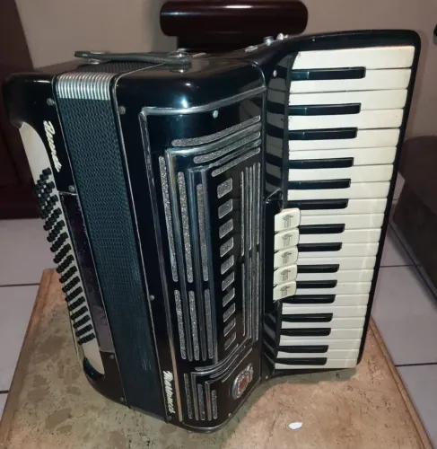 Acordeon Marinucci Italiano 80 baixos e 37 teclas 