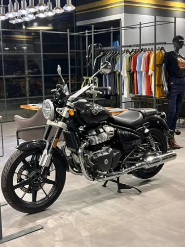 ROYAL ENFIELD SUPER METEOR 650 ASTRAL BLACK 2026