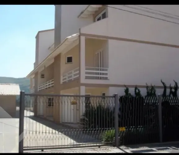 Lindo sobrado, com 03 quartos, 03 banheiros, 02 garagens em Ipanema, zona Sul de POA