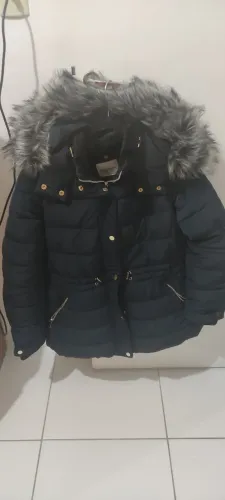 Casaco puffer com capuz C&A Paris
