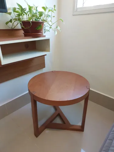 Mesa lateral em madeira