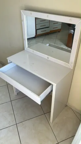Penteadeira Branca com Espelho - R$ 350