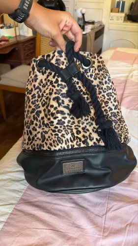mochila couro oncinha John John