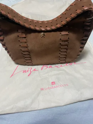 Bolsa camurça marrom com detalhes em trama
