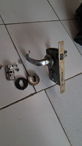 Fechadura falta apenas a chave