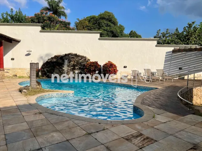 Casa com Piscina Cascata, Espaço Gourmet e Sala de Cinema