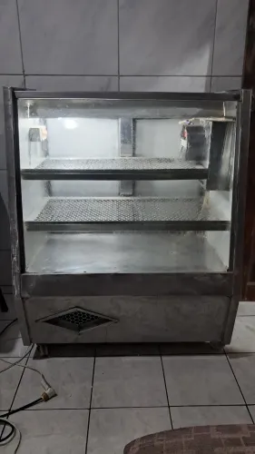 Vitrine gelada funcionando perfeitamente,  2 portas, com rodinhas, 