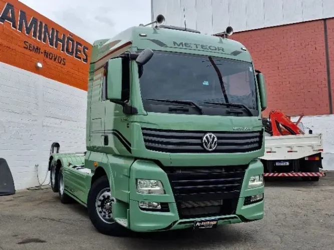vw 28480 meteor 6x2 com geladeira defletor e saias laterais 