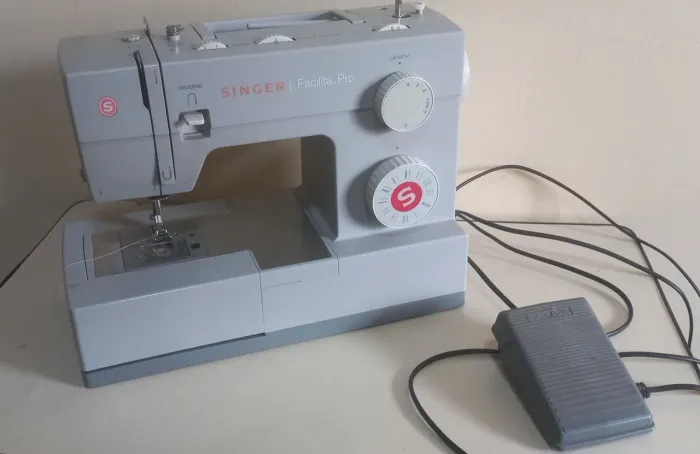 Máquina de costura doméstica facilita pro 4423