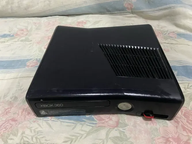 XBOX 360 COM LUZ VERMELHA