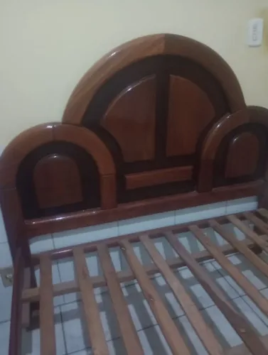 Cama de casal de madeira sucupira 999,00