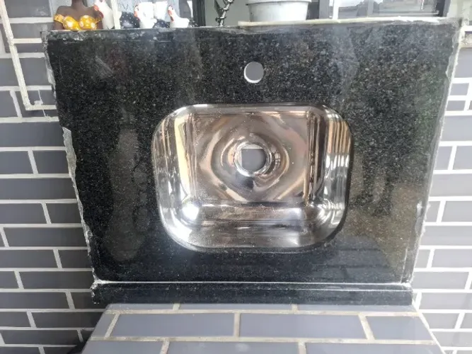 Pedra de granito com cuba de metal