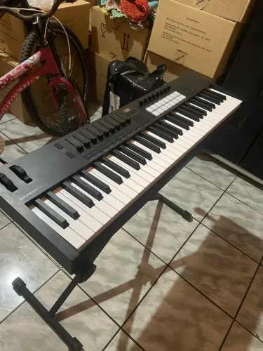 Controlador MK4 61 Novation