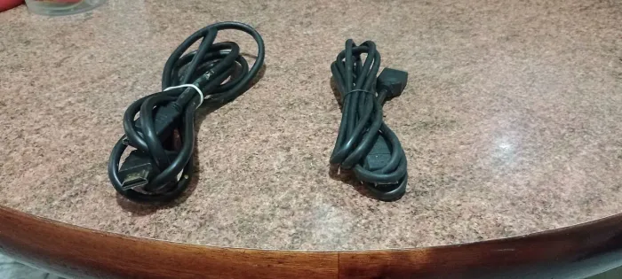 Cabos HDMi funcionando em perfeito estado para uso em aparelhos eletrônicos.Cada R$ 20,00.