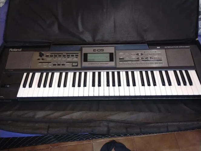 Teclado Roland E 09 semi novo