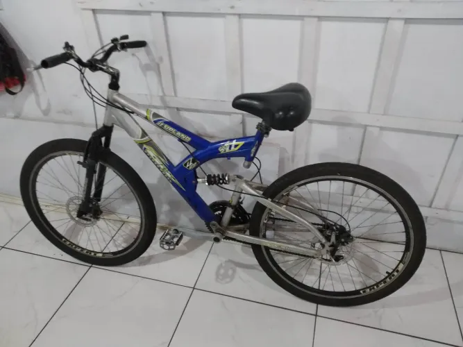 Bicicleta com amortecedor e freio a disco