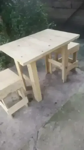 Mesa para bar toda parafusada e pregada com dois banquinhos