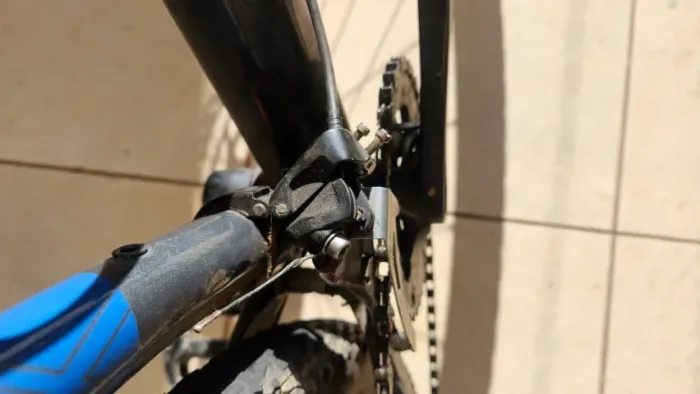 Bike Caloi Mtb Explorer 29" Grupo Shimano Alivio, Suspensão com Trava Remota no Guidão