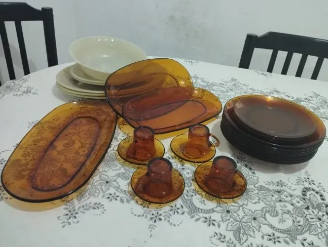 Jogo de jantar e travessas antigas