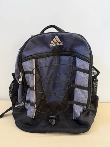 Mochila adidas perfeito estado  mala pequena Sestini