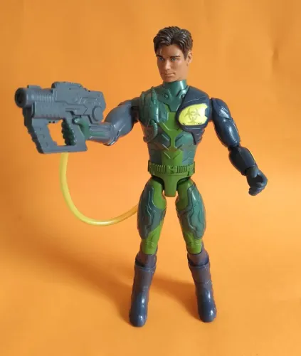 Boneco max steel disparo aquático 