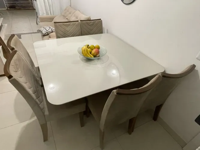 Mesa 8 lugares tampo de Vidro off-white com 6 cadeiras