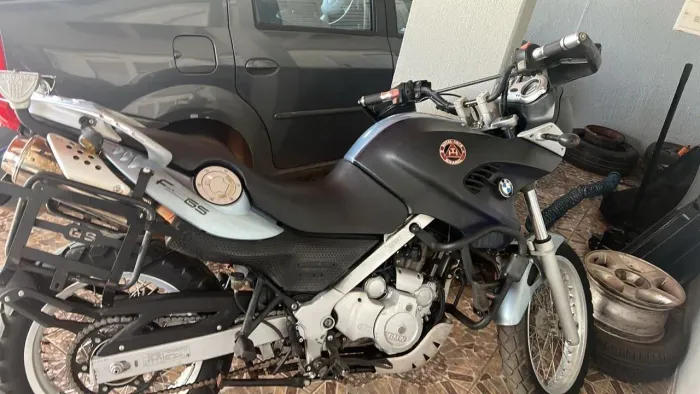 Esta é uma motocicleta BMW F 650 GS monocilíndrica na cor prata com detalhes em preto.
