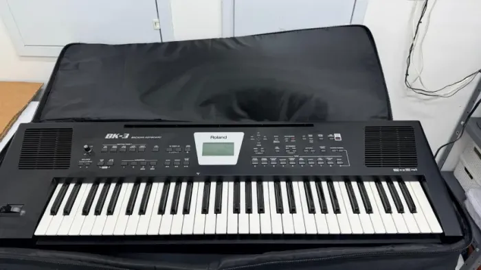 TECLADO ROLAND BK-3X SEMINOVO - COMPLETO! PEDESTAL + CAPA + SUPORTE DE PARTITURA