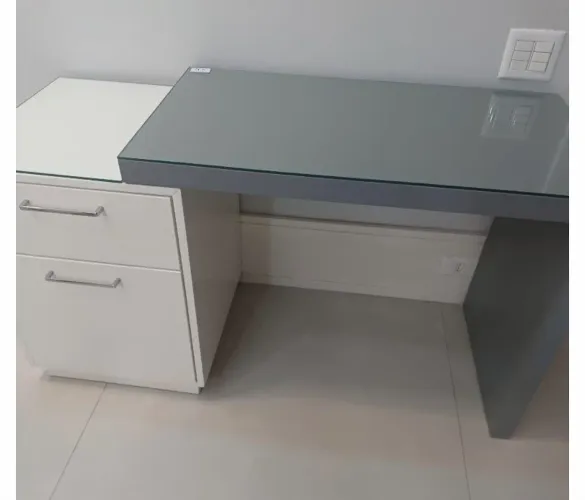 Mesa de estudo em laca cinza e branca