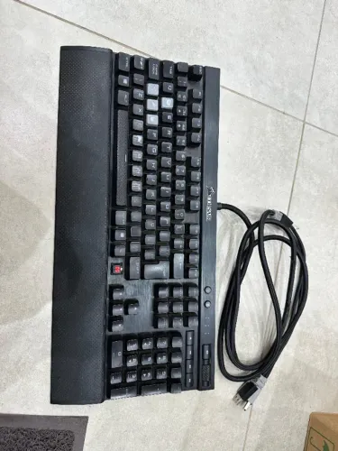 Teclado Mecânico Gamer Corsair K70 (Tirar peças) (Faltando peças também)