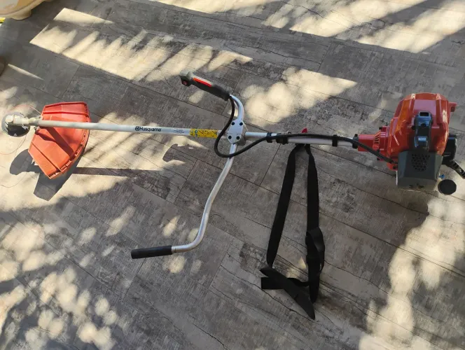 Máquina de cortar grama.