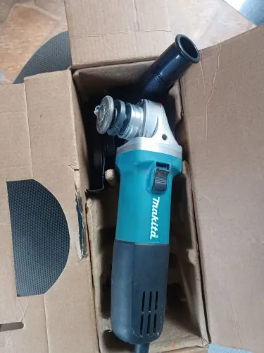 Esmeriladeira makita 9558HN