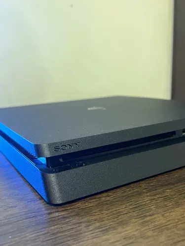 Ps4 Slim 500 gb com dois controles e cabos